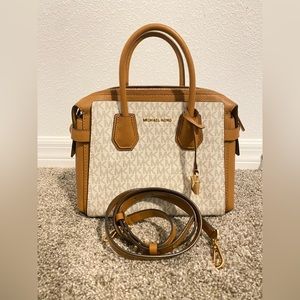 ✨Michael Kors Small Mercer monogram Pebbled Leather Belted Satchel✨